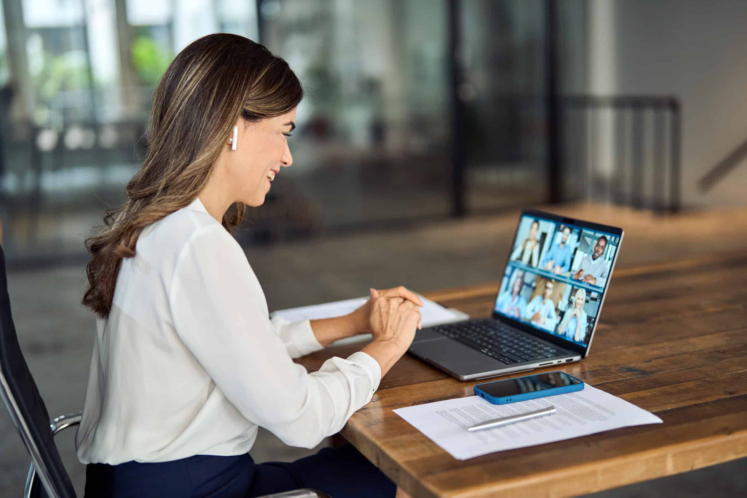 Eine Frau arbeitet remote und ist in einem Meeting