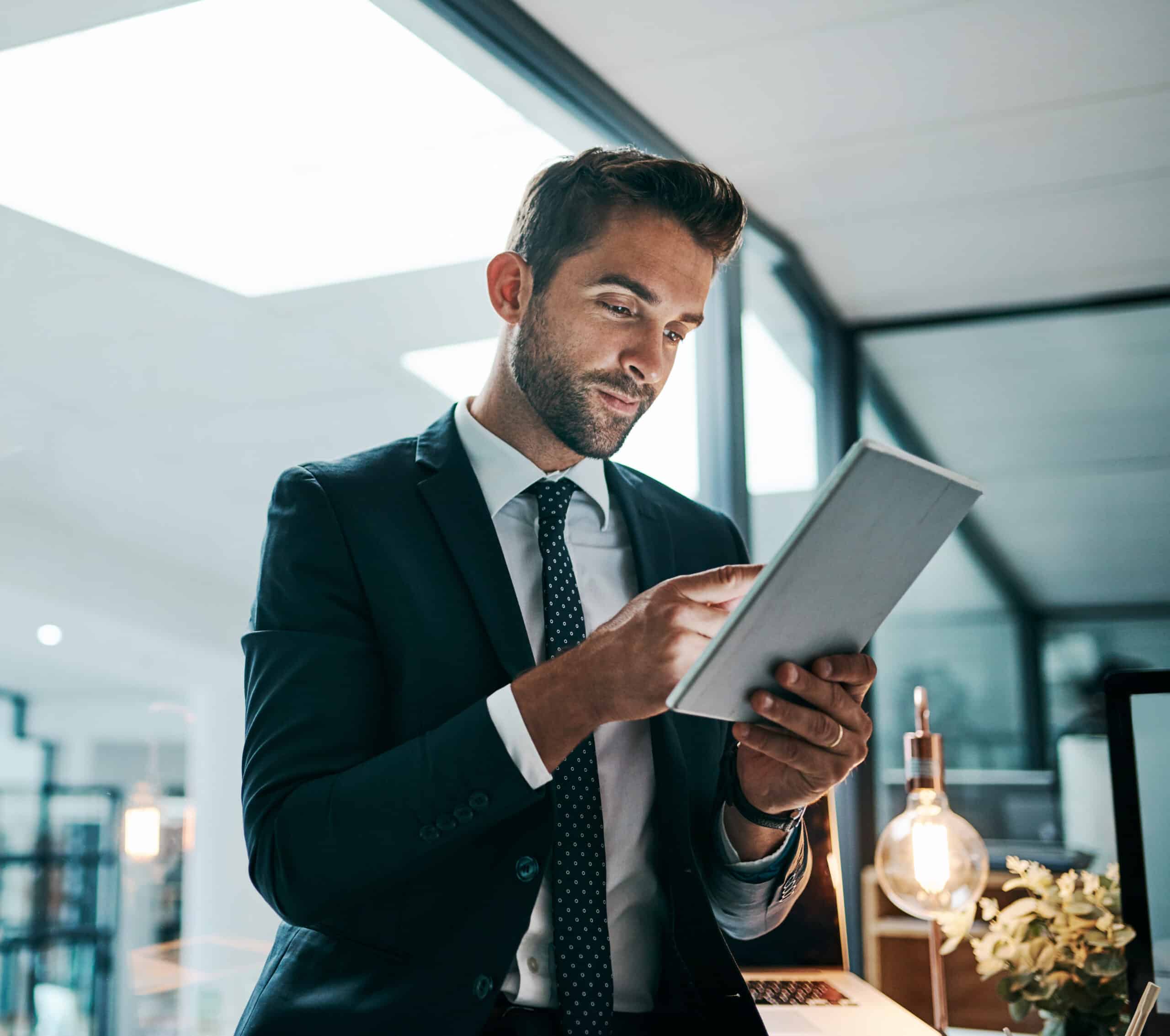 Ein Business Mann mit einem Tablet in der Hand