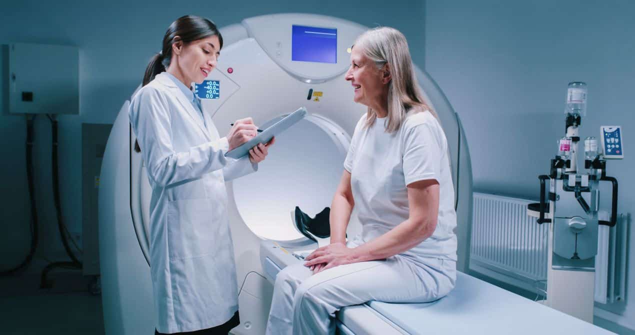 Aerztin spricht mit aelterer Patientin vor einer MRT-Untersuchung in der Radiologie Duesseldorf