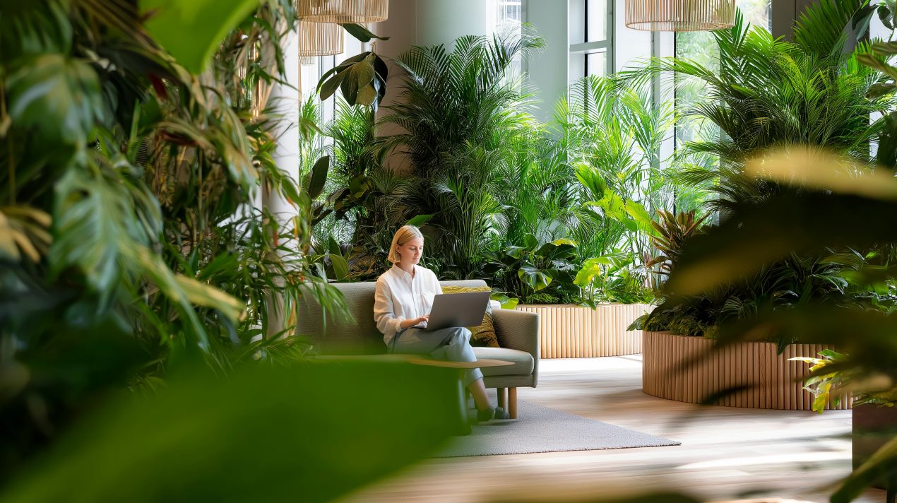 Blumentoepfe und Fassadenbegruenung am nachhaltigen Buerohaus