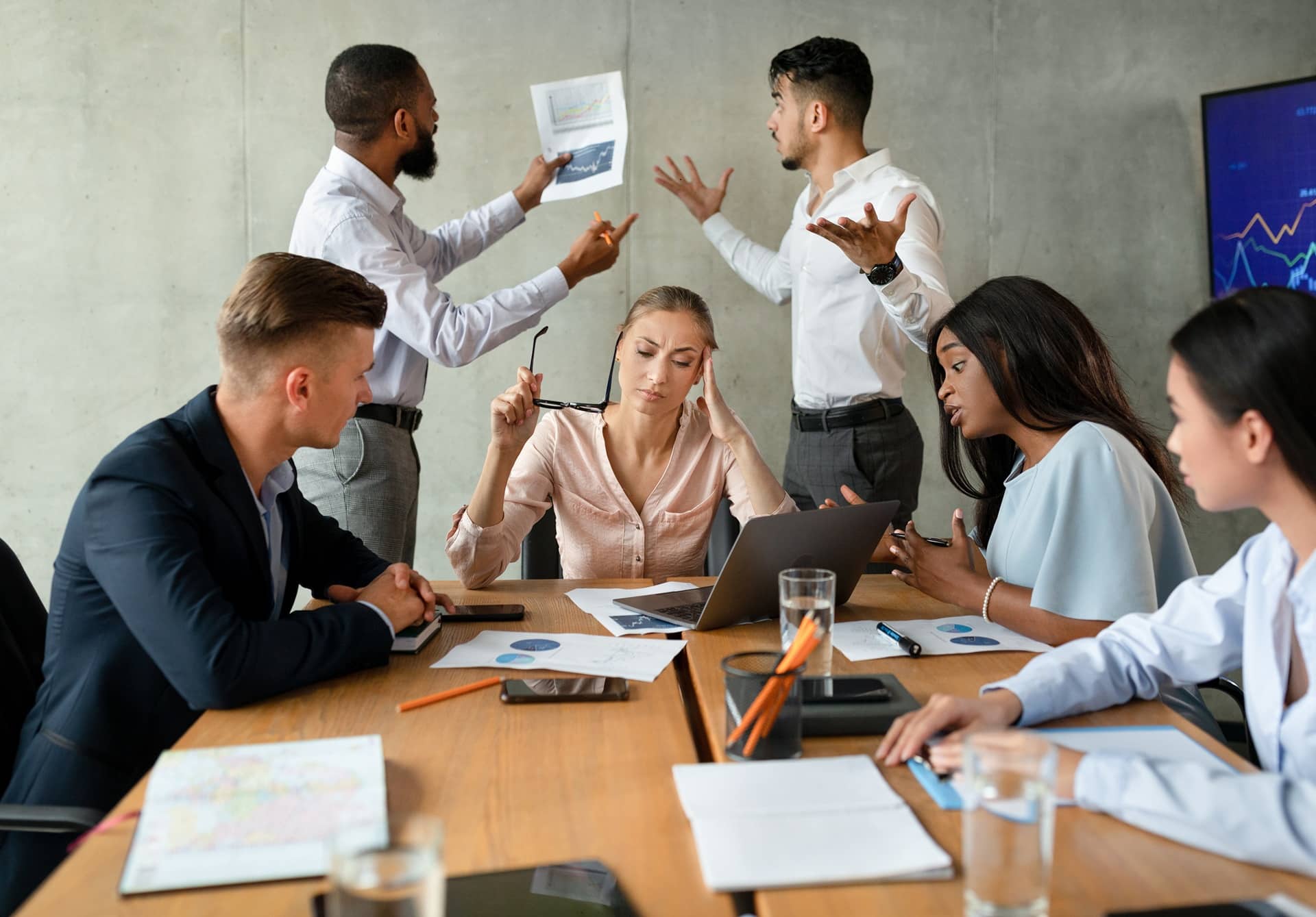 Streit im Teammeeting mit Anspannung | Arbeitsrecht Kitzingen

