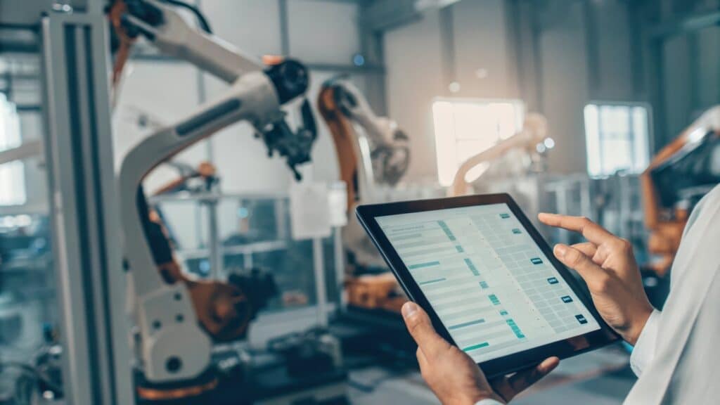 Tablet zeigt Produktionsdaten in Fertigungsanlage | Predictive Maintenance