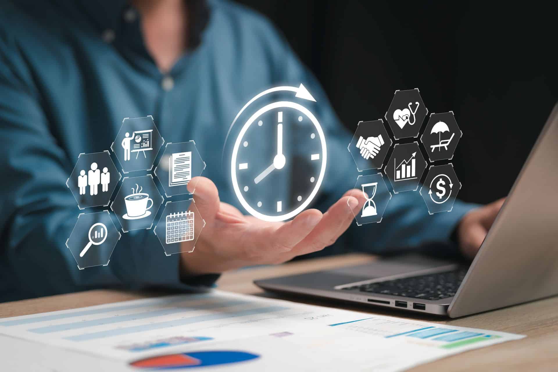 Person am Laptop mit schwebenden Icons für Personal, Finanzen und Zeitersparnis