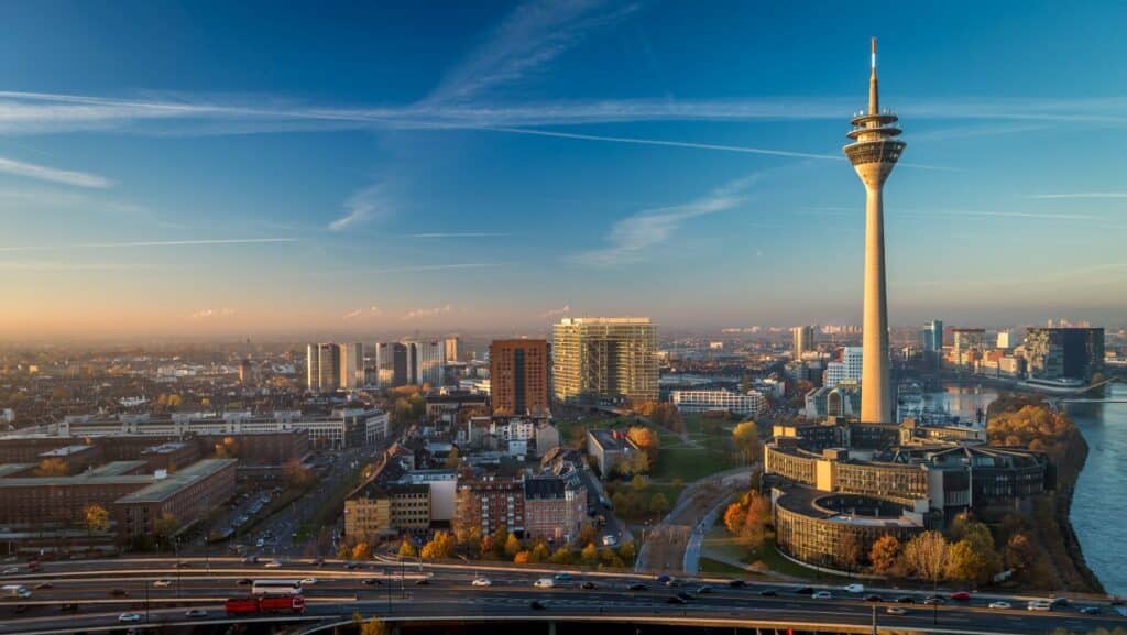 Panoramaaufnahme mit Rheinturm und Medienhafen – zentrale Lage für professionelle bueroreinigung duesseldorf