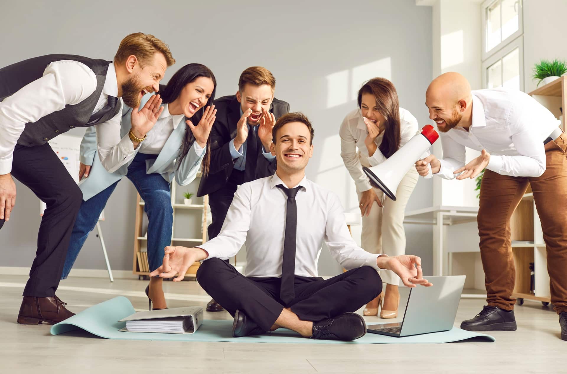 Mann meditiert im Büro trotz Stress | Randm Tornado