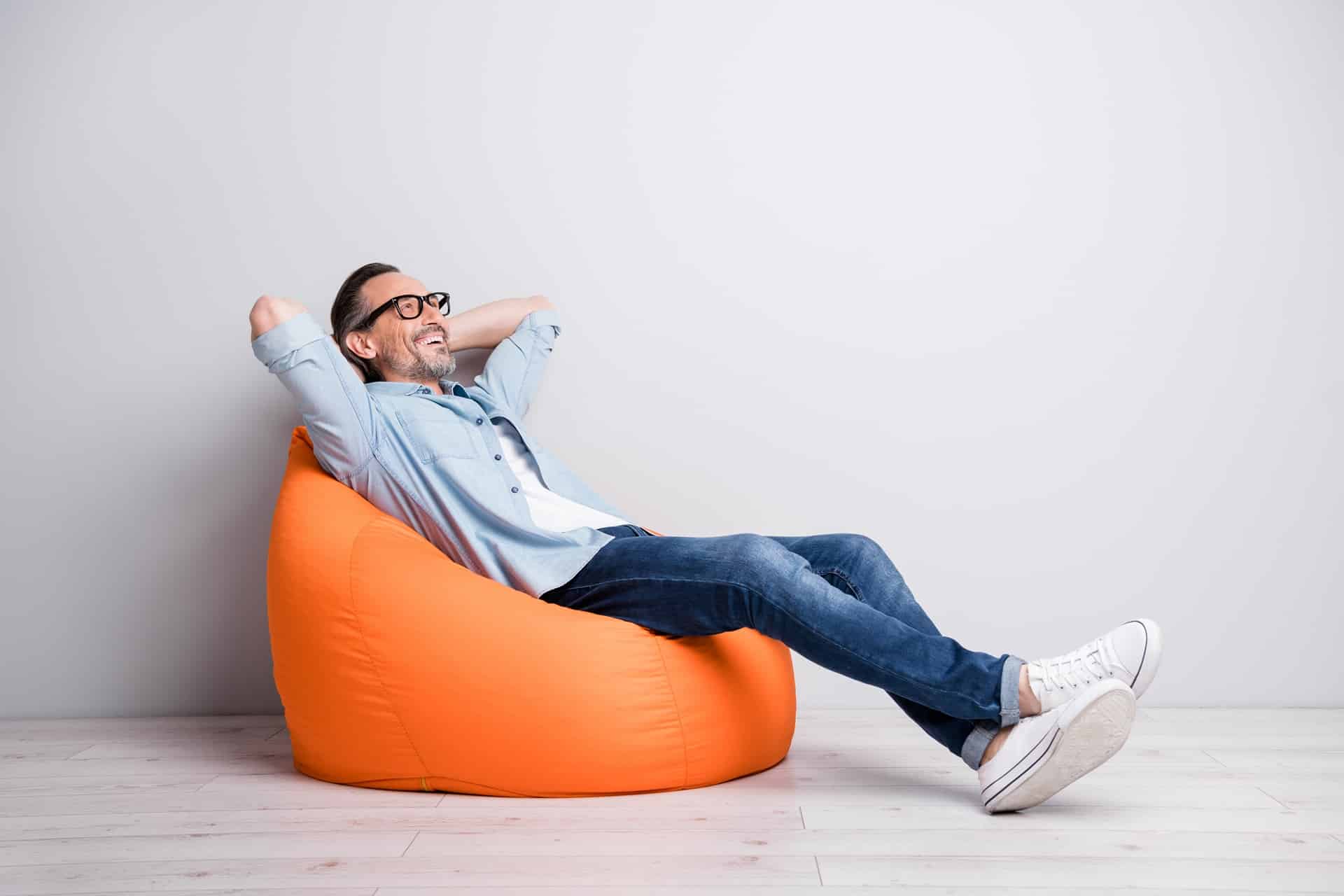 Entspannter Mann im modernen Raum | Wandpolster