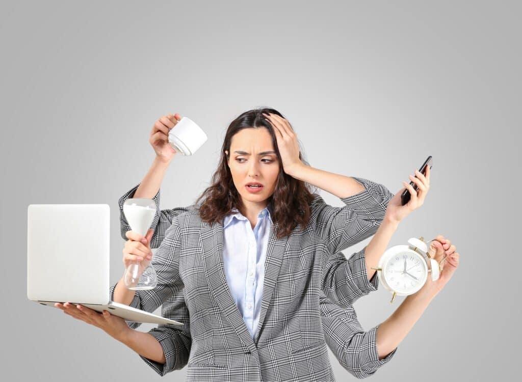 Gestresste Frau beim Multitasking im Buero | Randm Tornado