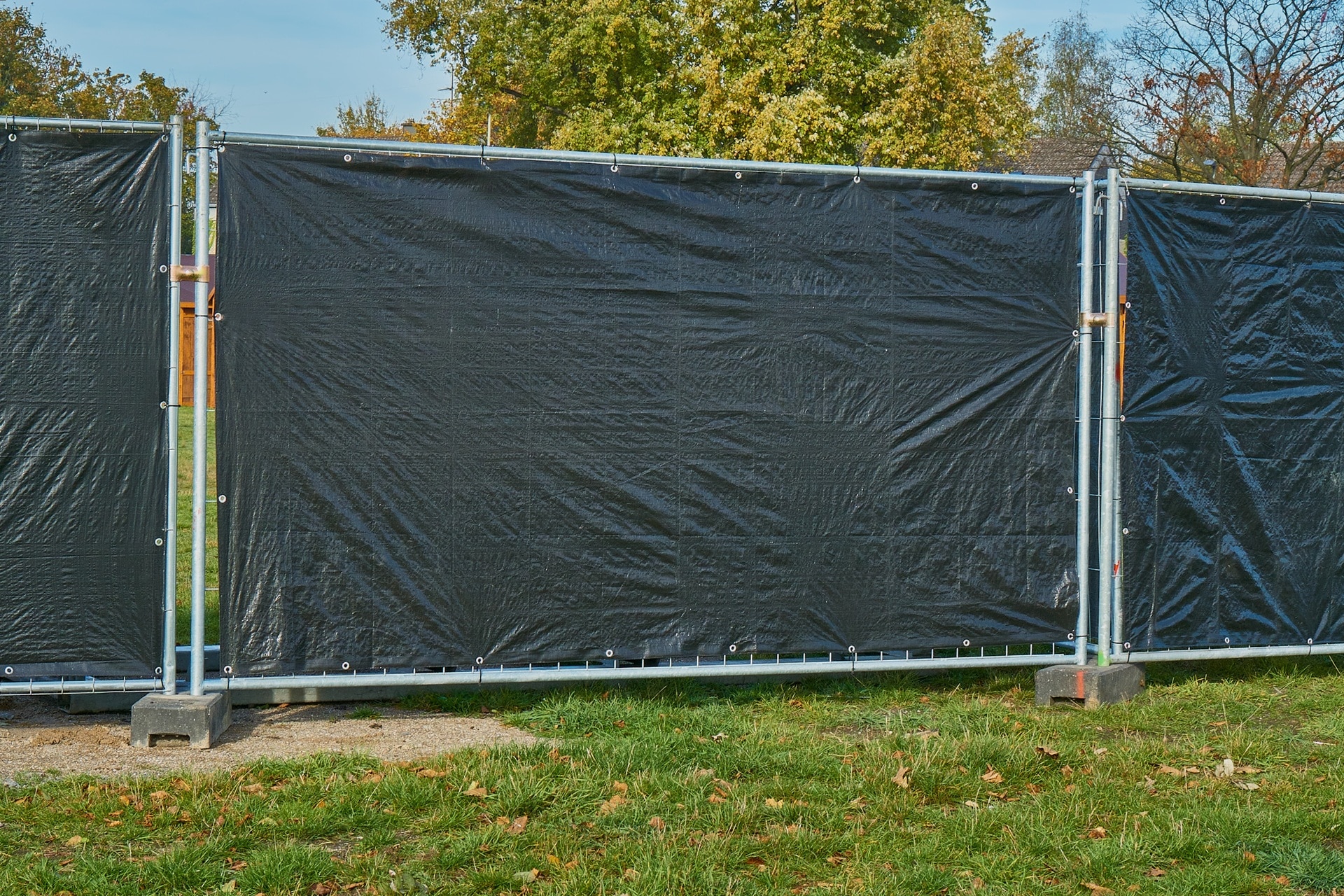 Mobiler Sichtschutz mit schwarzer Plane | Bauzaun