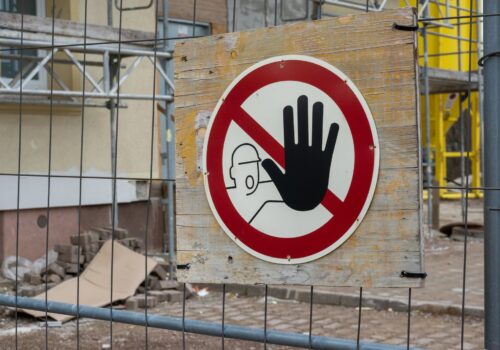 Effiziente Absperrungen für Baustellen und Firmengelände